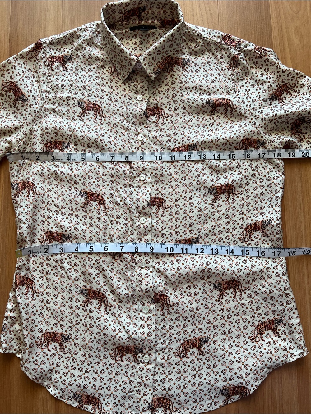 J.Crew 100% Silk Tiger Print Button Up Blouse Size 6 - Picture 4 of 15